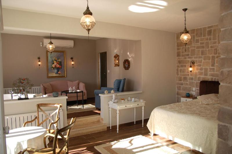 King Suite with Spa Bath image 4