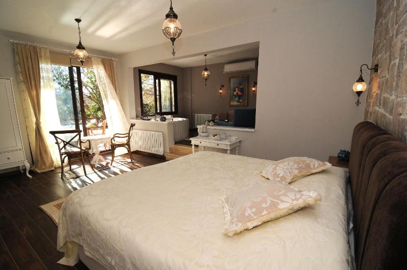 King Suite with Spa Bath image 2