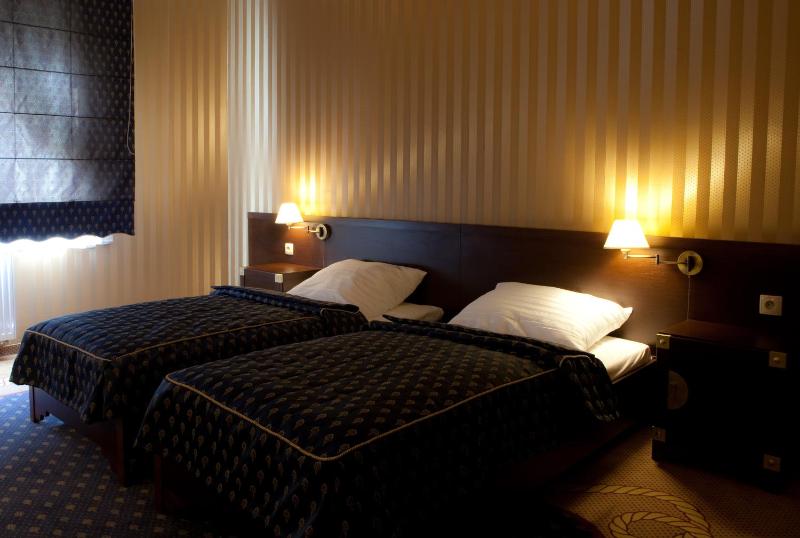 Twin Room image 4