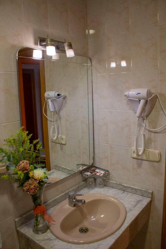 Twin Room image 4