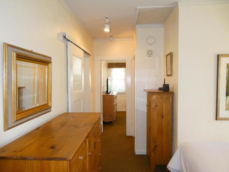 Cambridge Two Bedroom Cottage with Parking image 4
