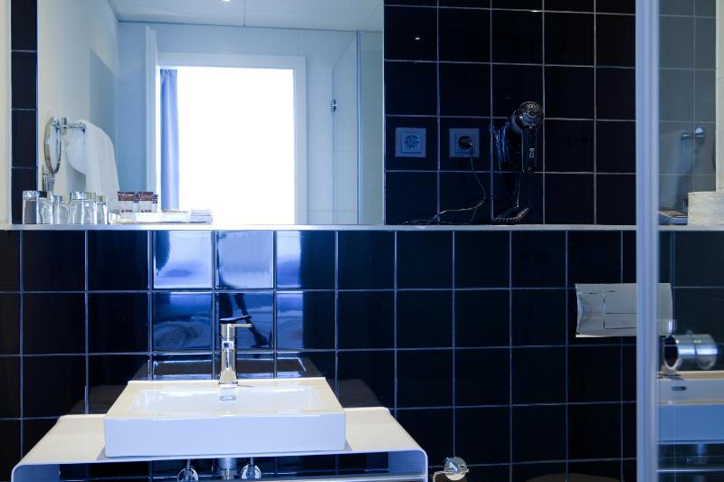 Superior Triple Room image 2
