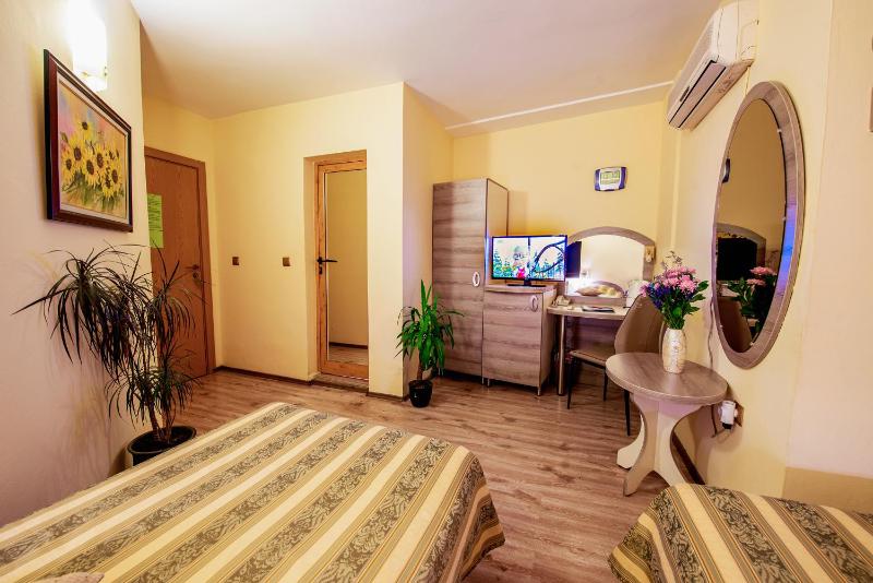 Twin Room image 3