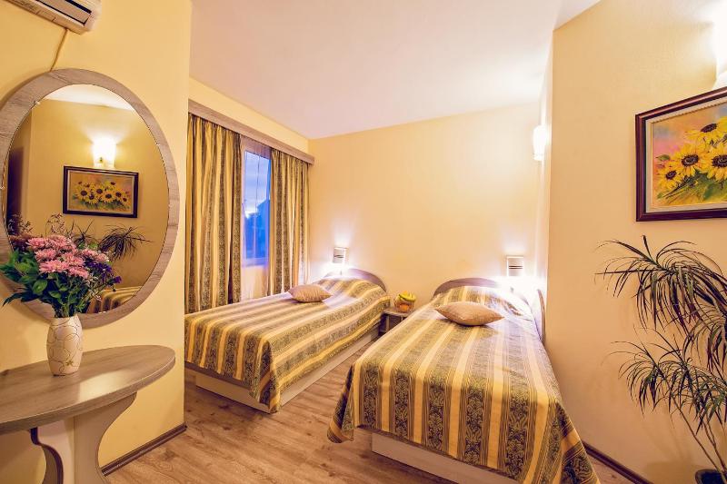 Twin Room image 4