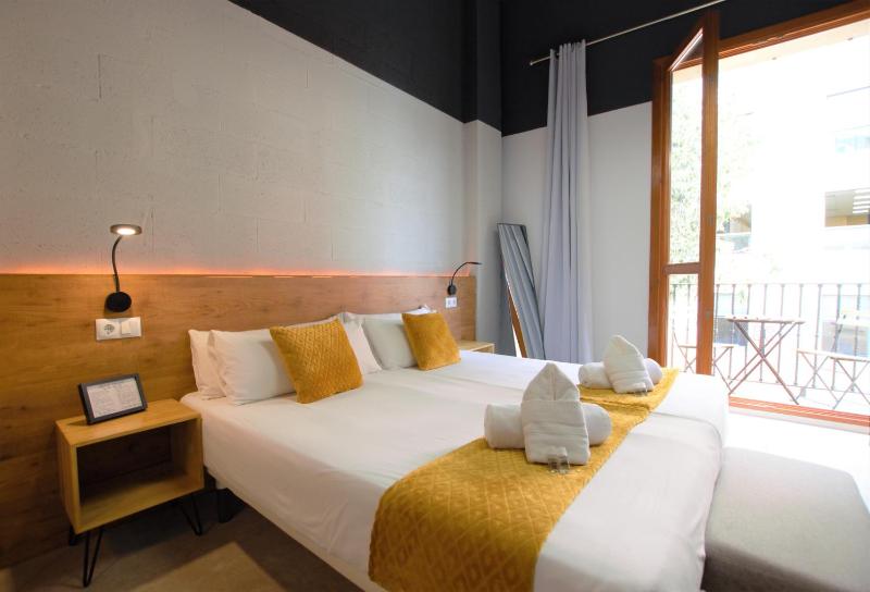 Double or Twin Room with Balcony image 2