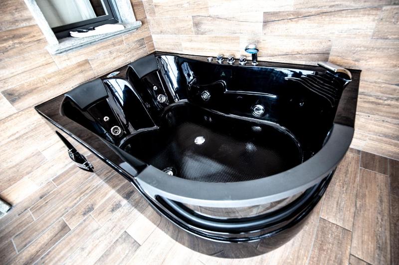 King Suite with Spa Bath image 3