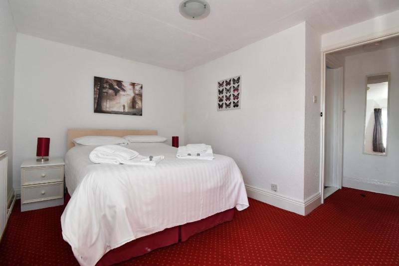 Standard Double Room image 4