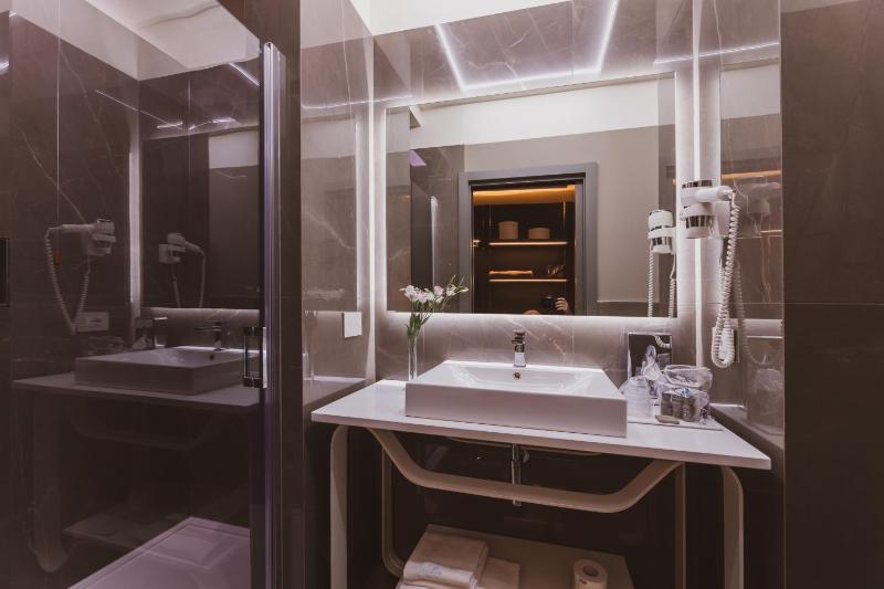 Superior Double or Twin Room image 4