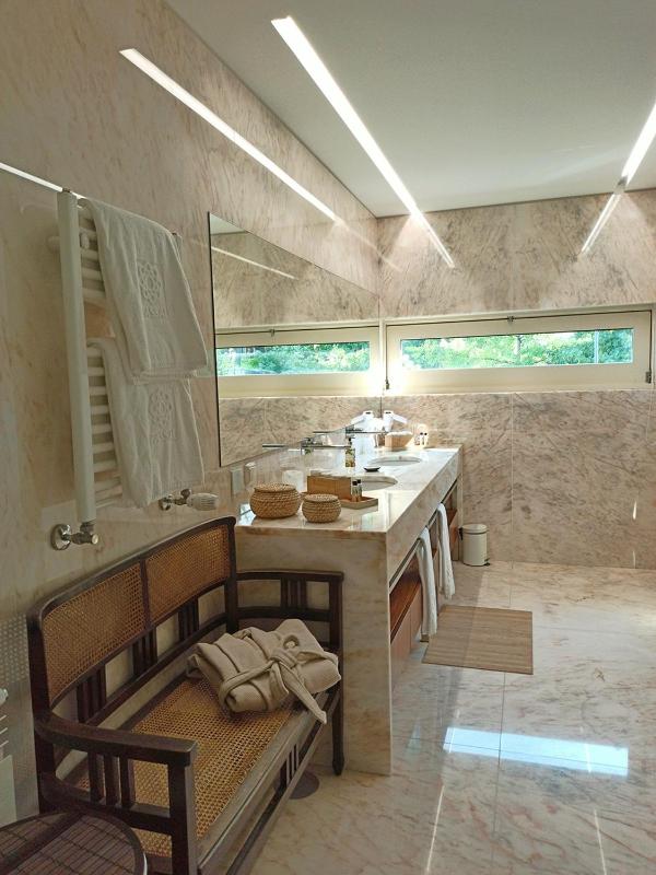 King Room with Spa Bath image 4