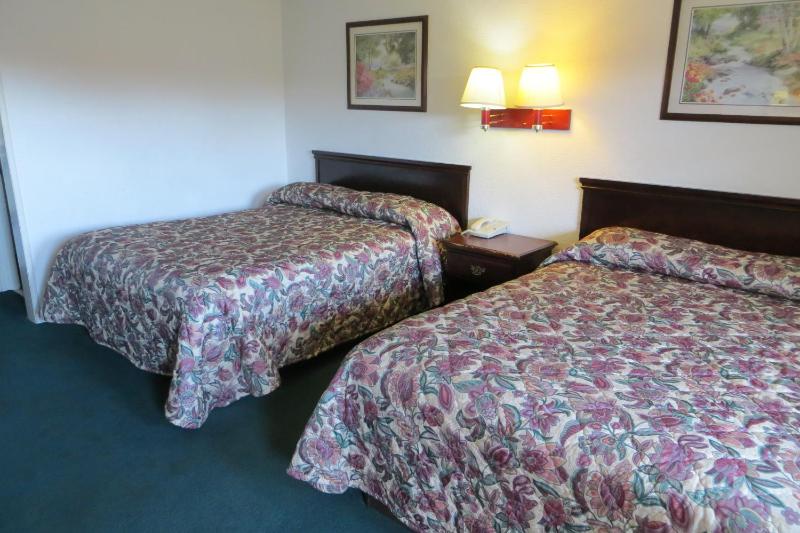 Queen Room with Two Queen Beds image 3