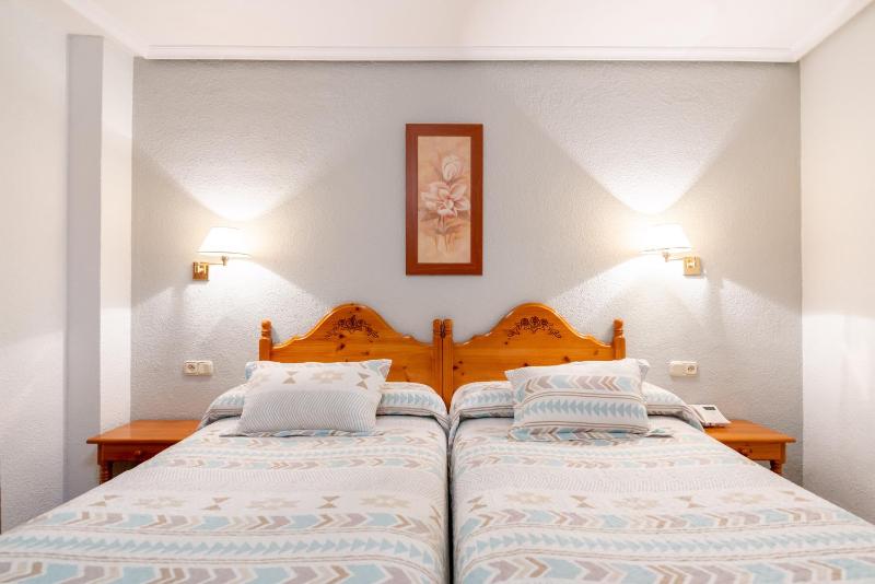 Standard Double Room image 3