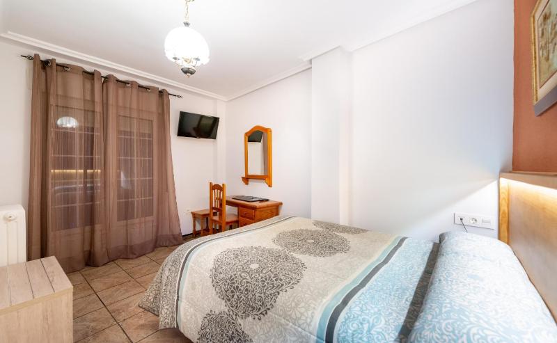 Standard Double Room image 4