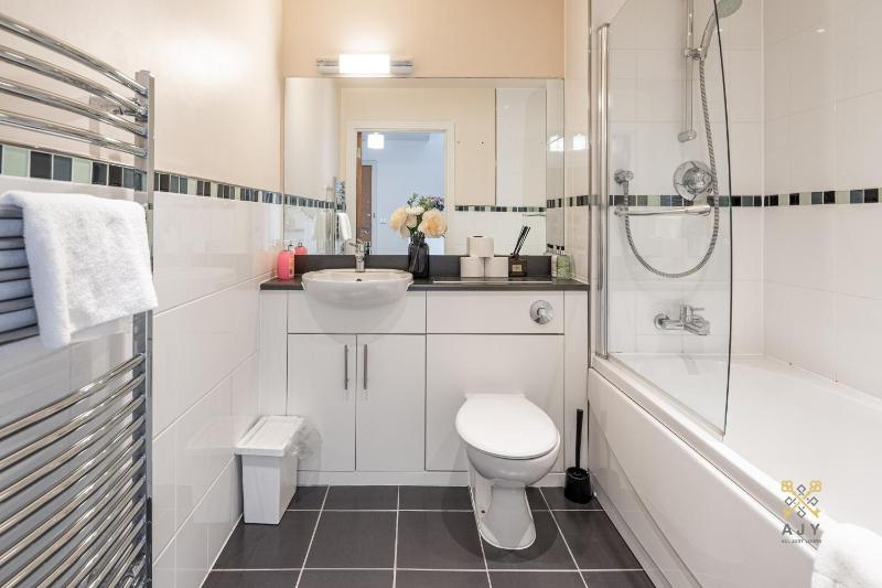 AJY Birmingham City Centre Viva Apartment - image 12