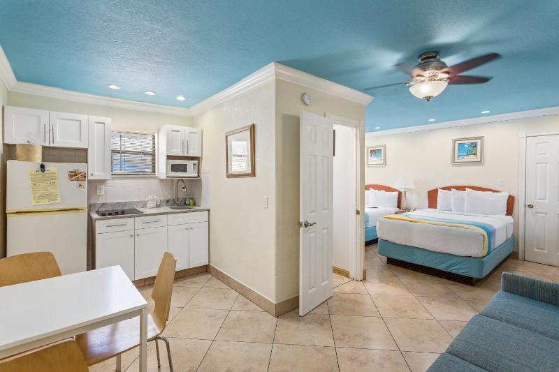 Deluxe Efficiency Suite: 2 Double Beds and 1 Sleeper Sofa image 3