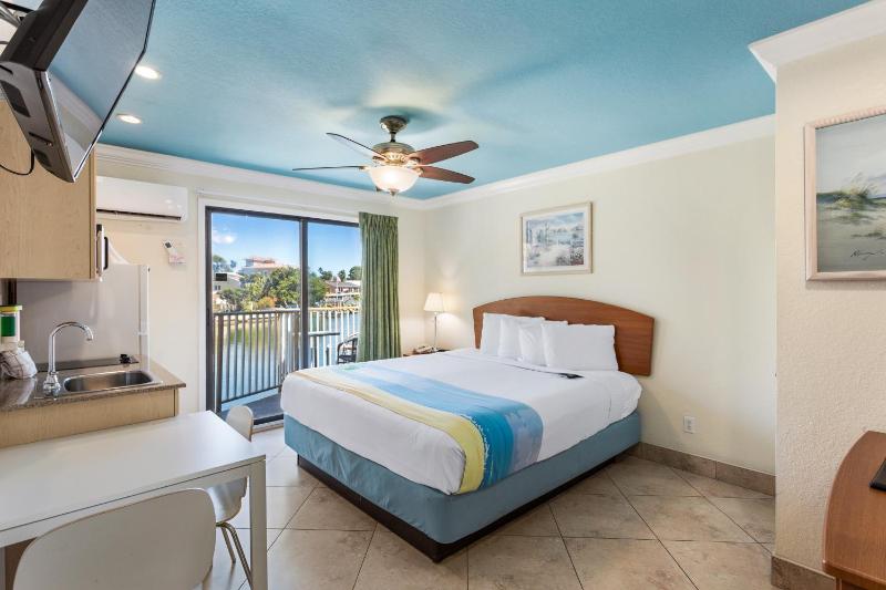 Bay Front with Balcony Suite: 1 Queen Bed image 3