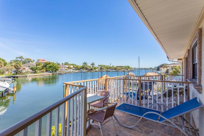 Bay Front with Balcony Suite: 1 Queen Bed image 2
