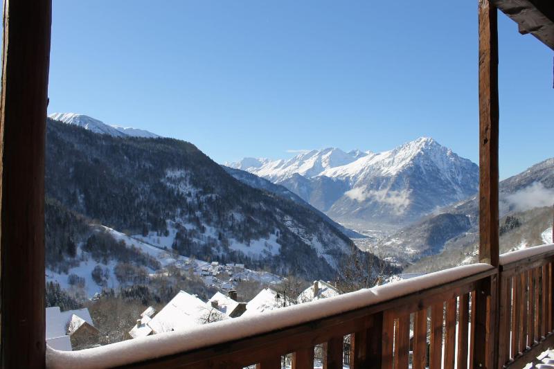 Deluxe Three-Bedroom Apartment with Mountain View image 3