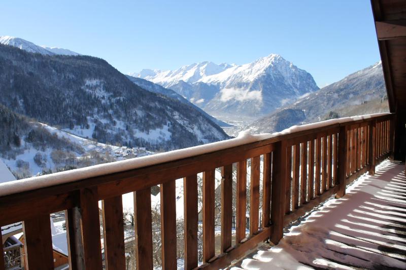 Deluxe Three-Bedroom Apartment with Mountain View image 4