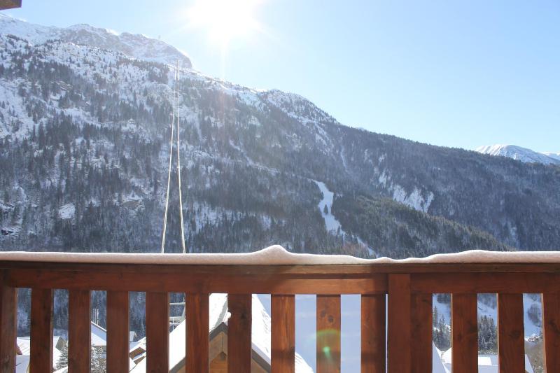 Deluxe Three-Bedroom Apartment with Mountain View image 2