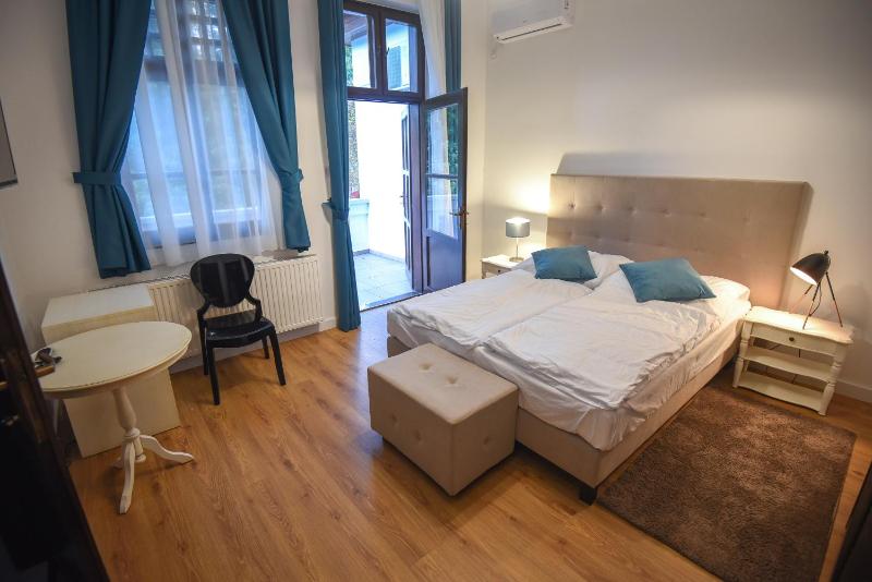 Double Room with Balcony image 4