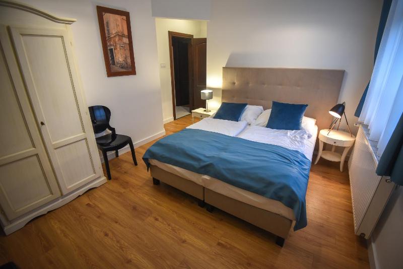Double Room with Balcony image 2
