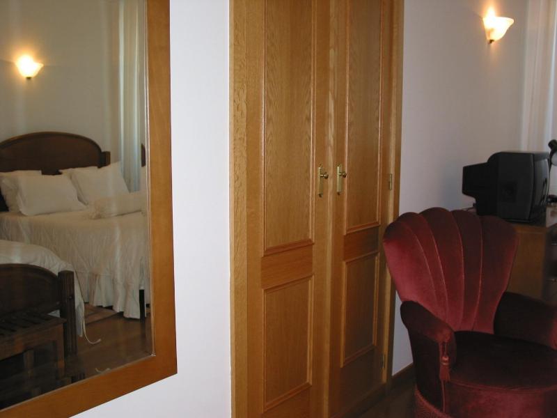 Family Room (2 Adults + 1 Child) image 4