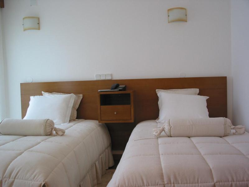 Twin Room image 3