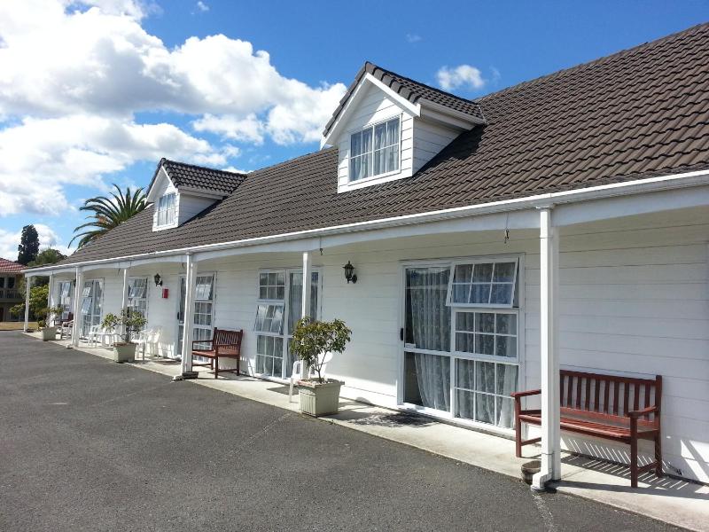 Malones Spa Motel - image 44