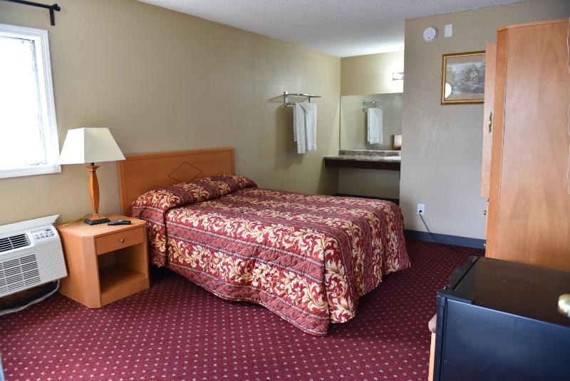 Queen Room - Mobility Access/Non-Smoking image 3
