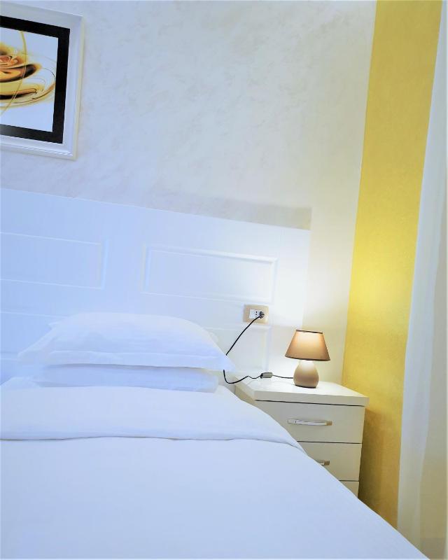 Deluxe Twin Room image 4