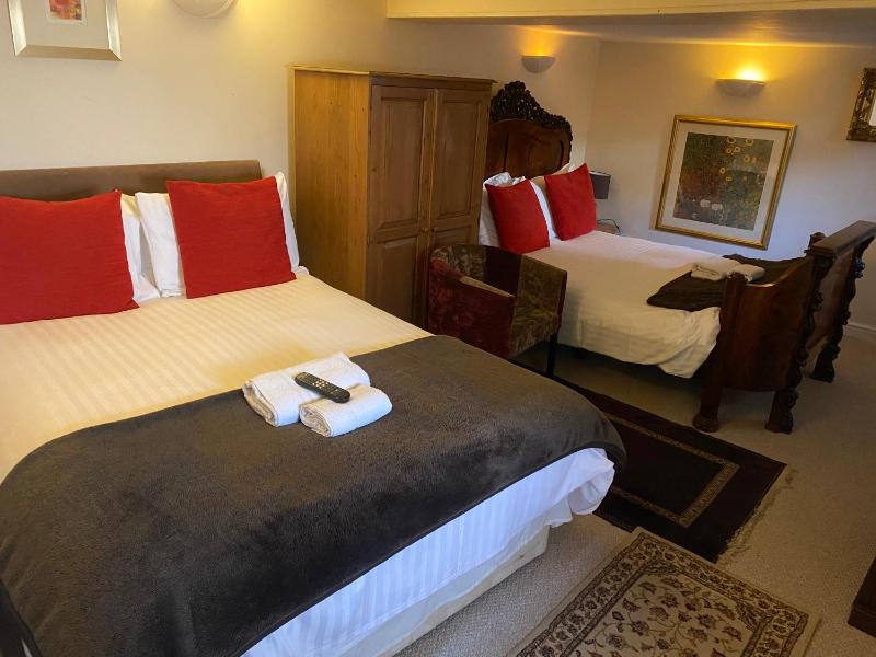Twin Room image 3