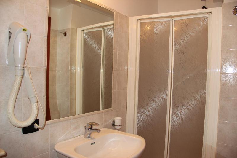 Double Room image 3