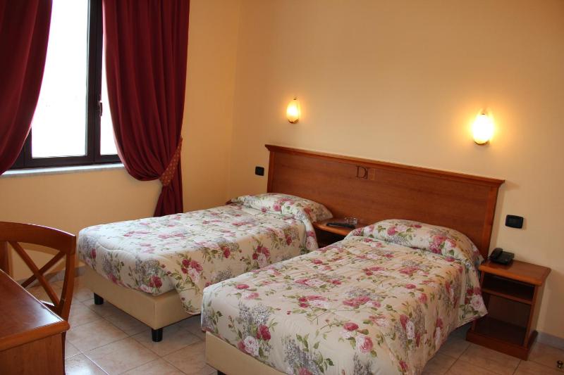 Twin Room image 3