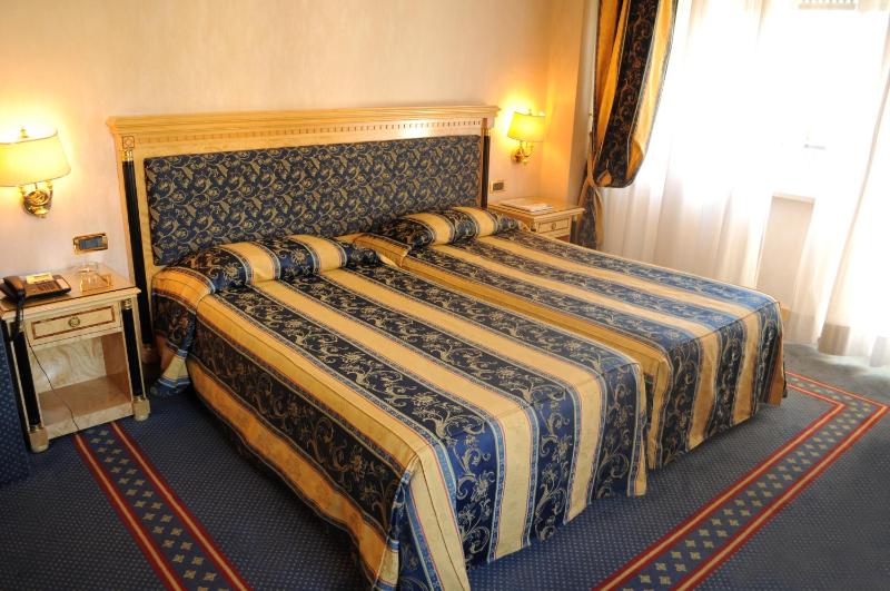 Deluxe Twin Room image 1