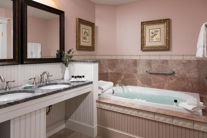 Waterview Grand Suite – ADA Accessible  image 3