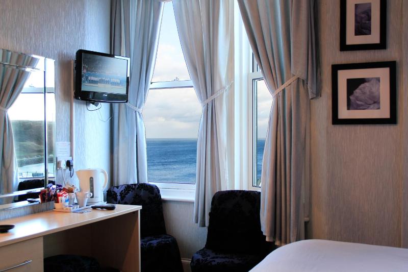 Rm 3 Superior King Room with Sea View - First Floor image 4