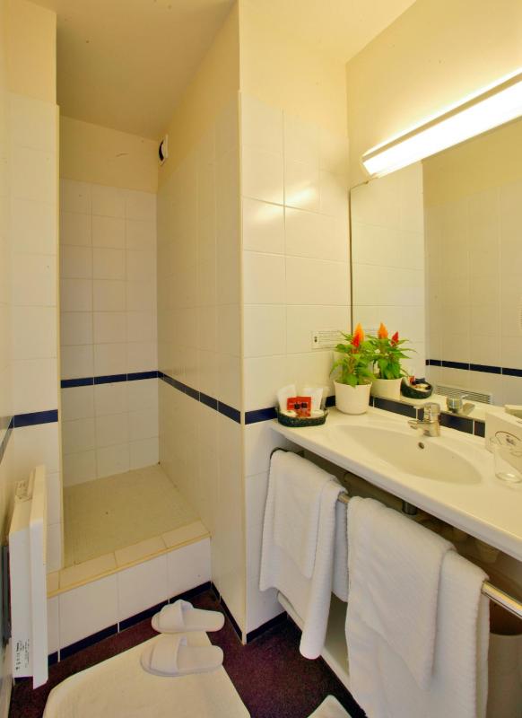 Standard Double Room image 2