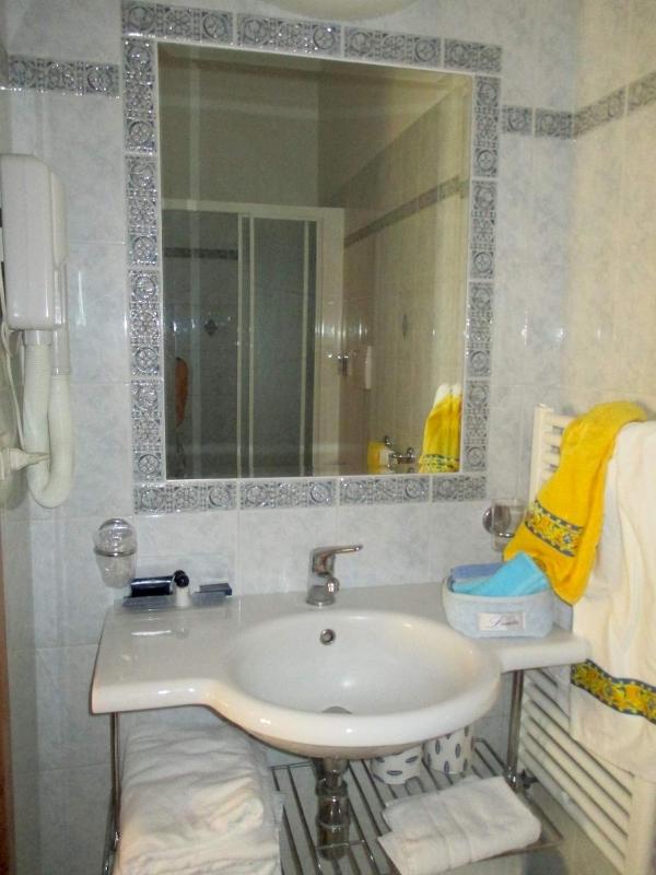 Economy Single Room image 4