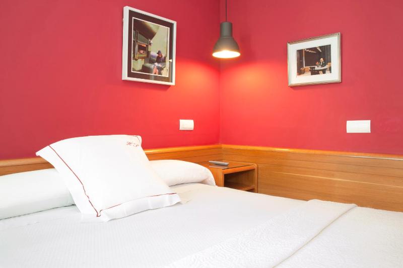 Small Double Room image 4
