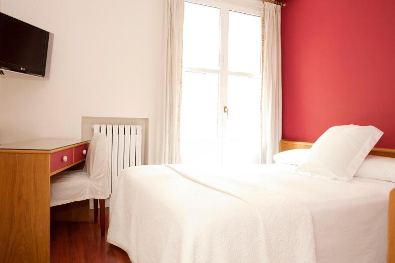Small Double Room image 3