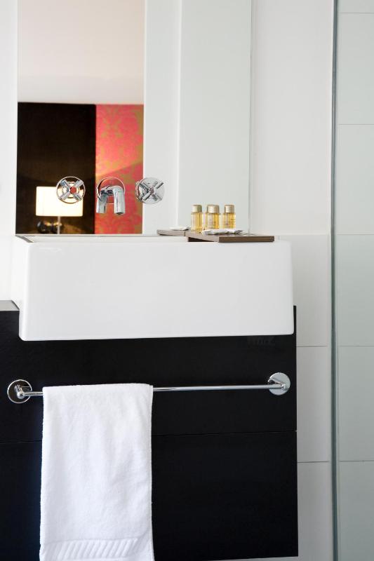 Large Deluxe Double Room image 3
