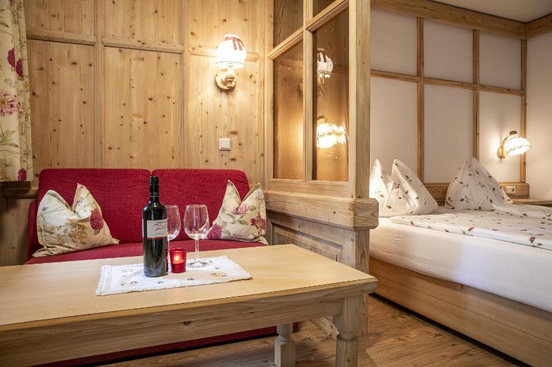 Superior Double Room with Balcony image 2