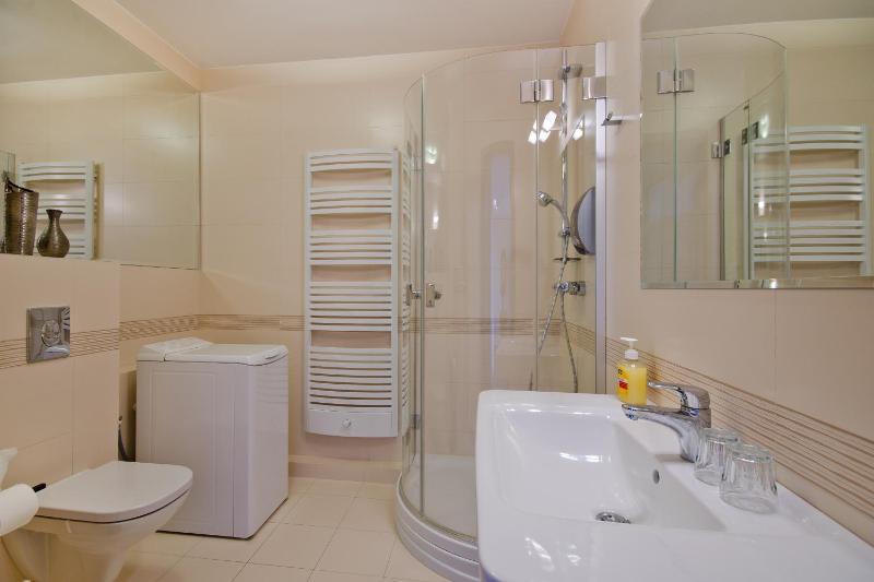 Basic Double Room image 4