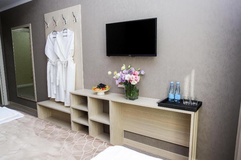 Standard King Room image 3