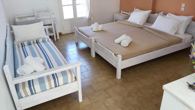 Triple Room with Sea View image 3