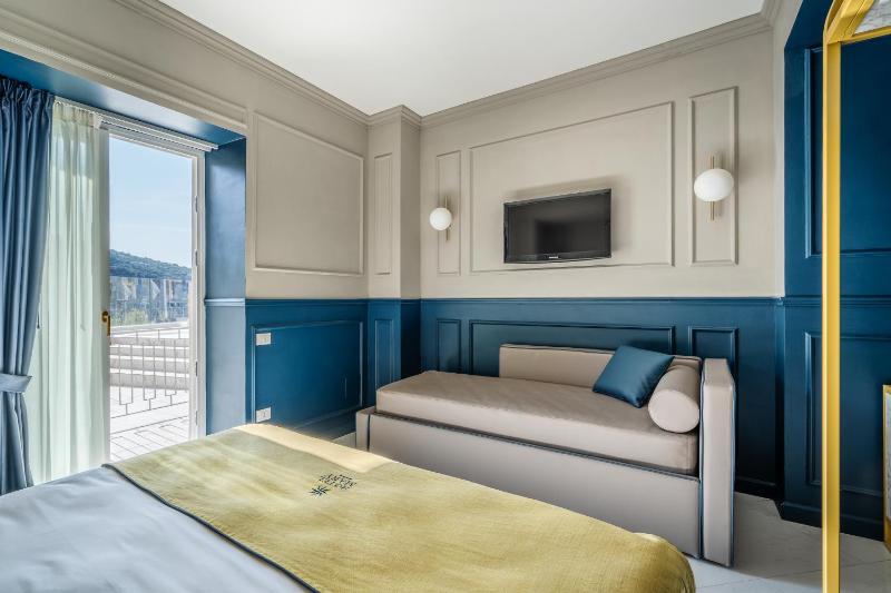 Deluxe Room with Pool View image 1