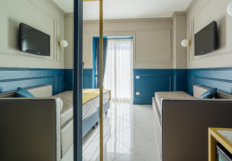 Deluxe Room with Pool View image 4