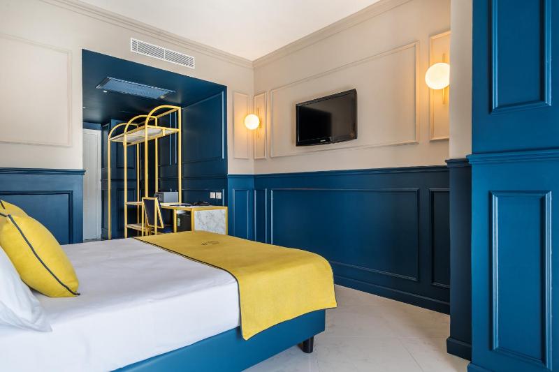 Superior Double or Twin Room with Pool View image 3