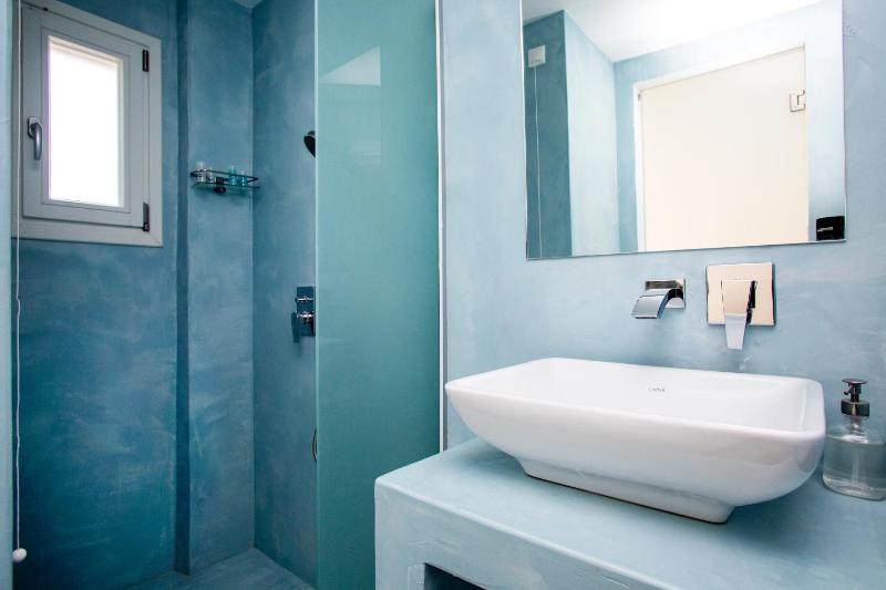 Superior Double Room with Balcony image 4