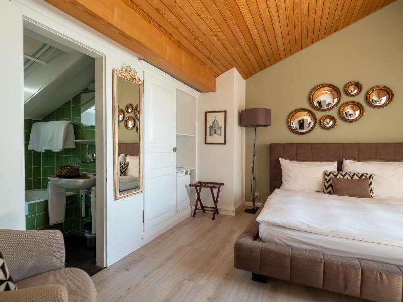 Classic Double Room image 4